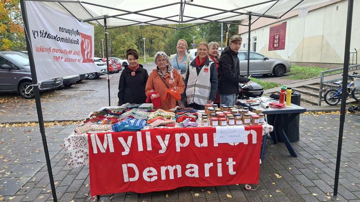 Myllypuron Demarien osallistujia myyntipöydän takana Myllypuro-päivässä 16.9.