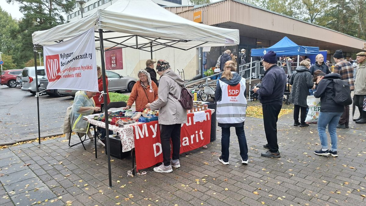 Tapahtumavieraita Myllypuron Demarien teltan luona Myllypuro-päivässä 16.9.